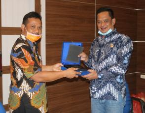 PERTUKARAN CINDRAMATA KOMISI II DPRD BELITUNG KEPADA KEPALA BAKUDA BABEL